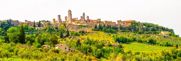 San Gimignano - medieval town with many stone towers, Tuscany, Italy. Panoramic view of cityscape — Stock Photo, Image