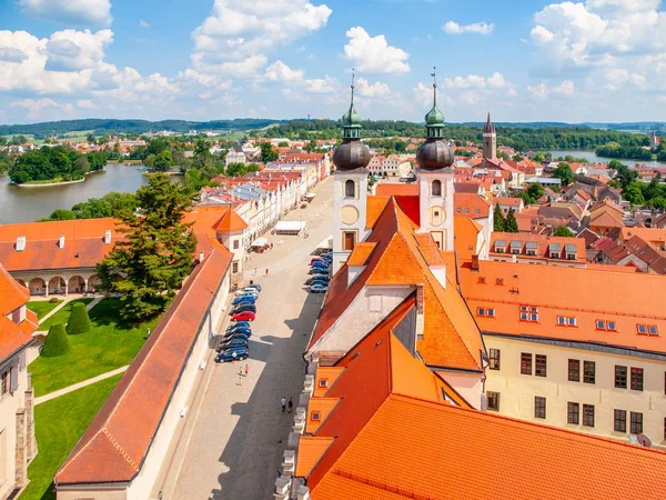 Vista aérea de Telc con plaza principal y torres de iglesia del Santo Nombre de Jesús, República Checa. Patrimonio de la Humanidad UNESCO — Foto de Stock