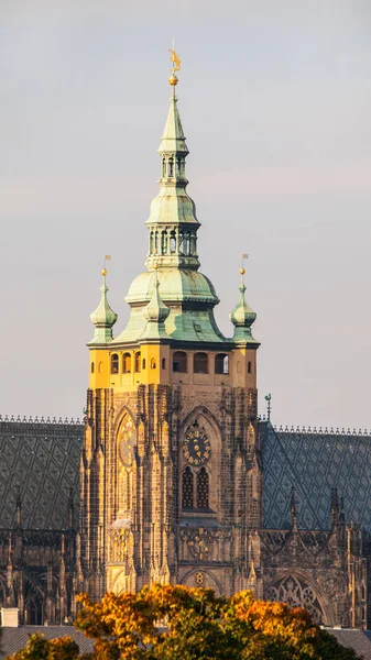 Bell toren van St. Vitus Cathedral in Prague Castle, Prague, Tsjechië — Stockfoto