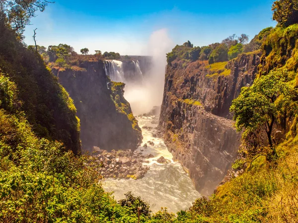 Victoria watervallen op de Zambezi rivier. Droge seizoen. Grens tussen Zimbabwe en Zambia, Afrika — Stockfoto
