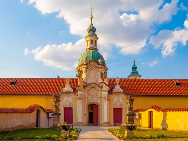 Barok kilise Our Lady Bila Hora Venio Abbey - Benedictine Manastırı, Prag, Çek Cumhuriyeti, muzaffer — Stok fotoğraf