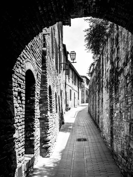 Pittoresca stradina medievale di San Gimignano centro storico, Toscana, Italia — Foto Stock
