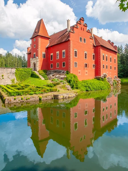 Reneszánsz kastély Cervena Lhota, Csehország Dél-Csehország. A kis szigeten a idilli és festői mesebeli kastélyban tükröződik a romantikus tóra — Stock Fotó