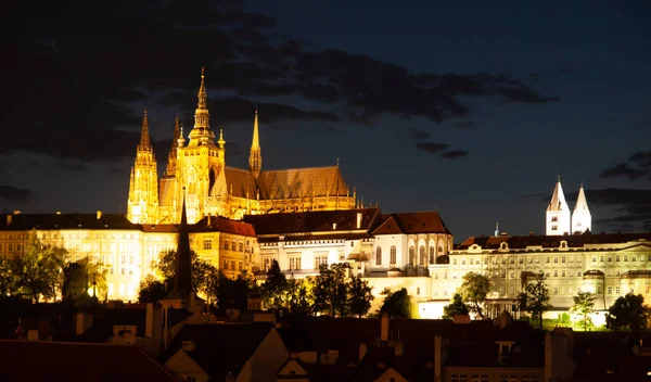 Hradcany met de Praagse burcht en de St. Vitus Cathedral per nacht. Prague, Tsjechië — Stockfoto