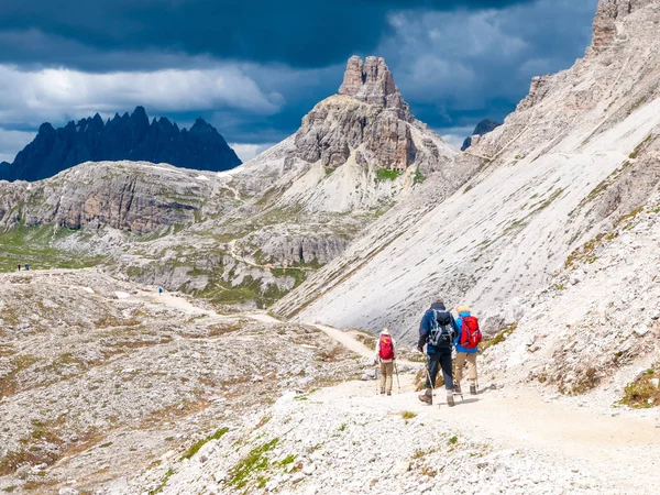 Escursionisti di montagna con bastoncini da trekking camminano sul sentiero roccioso in montagna. Tema Nordic Walking — Foto Stock