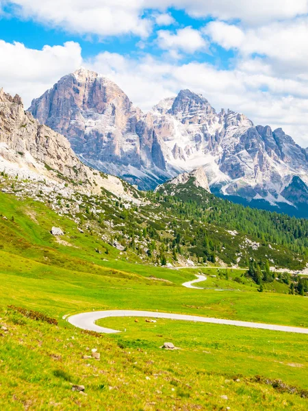 Strada asfaltata di montagna serpentine nelle Dolomiti nella soleggiata giornata estiva — Foto Stock