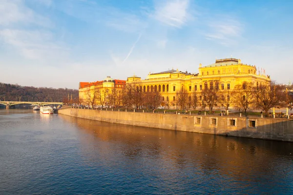 Terraplén de Vltava con edificio histórico de Rudofinum, Praga, República Checa — Foto de Stock