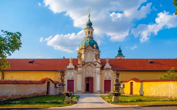 Barok kilise Our Lady Bila Hora Venio Abbey - Benedictine Manastırı, Prag, Çek Cumhuriyeti, muzaffer — Stok fotoğraf