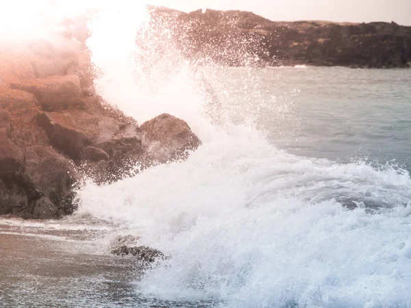 Water splash van golf op de rotsachtige kust te breken — Stockfoto