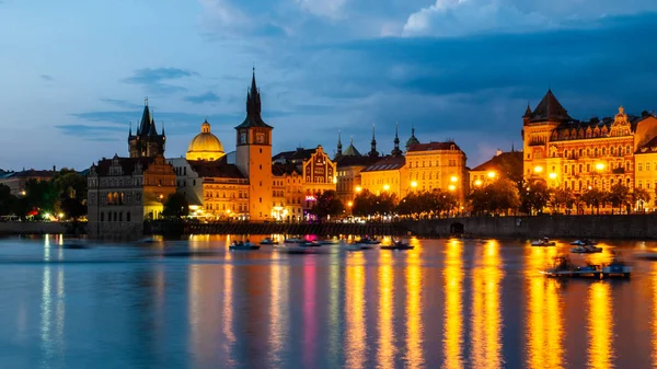 Исторические здания набережной Сметаны отразились в воде реки Влтавы летним вечером. Мбаппе, Чехия — стоковое фото