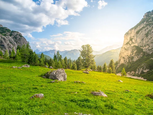 Krajobraz Dolomitów w pobliżu Passo Falzarego. Z zielonych łąk, Błękitne niebo, białe chmury i Gór Skalistych — Zdjęcie stockowe