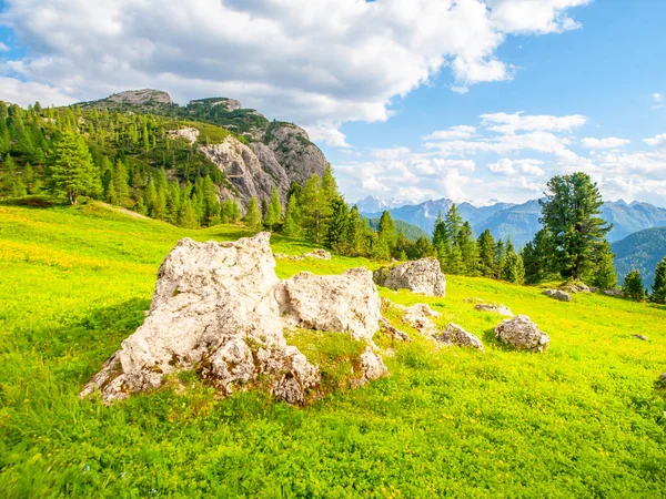 Краєвид Доломіти поблизу Пассо Falzarego. З зеленими лугами, Синє небо, білі хмари і Скелясті гори — стокове фото