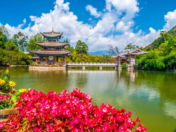 Black Dragon fondu a měsíc všeobjímající pavilon na slunečný den, Lijiang, Jün-nan, Čína — Stock fotografie