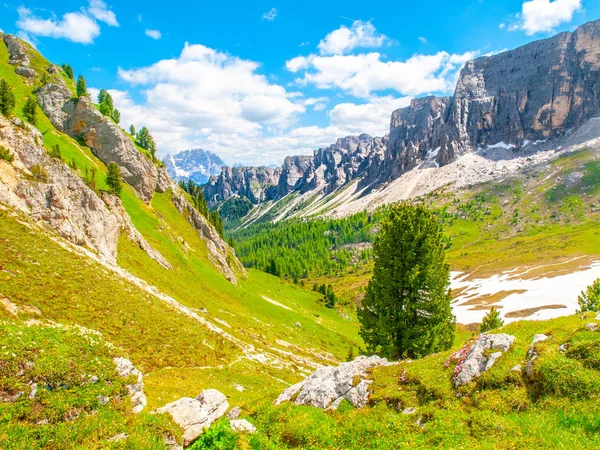 Paesaggio delle Dolomiti con prati verdi, cielo azzurro, nuvole bianche e montagne rocciose — Foto Stock