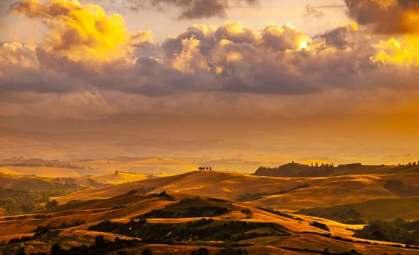 Evening with dramatic cloudscape in Tuscany, Italy — Stock Photo, Image