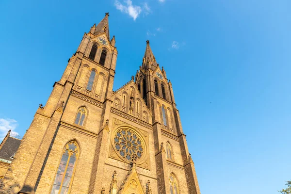 Kostel Svaté Ludmily na náměstí míru, aka náměstí míru, v Praze, Česká republika — Stock fotografie