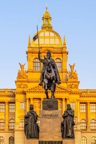 De bronzen ruiterstandbeeld van St Wenceslas op het Wenceslas-plein met historische Neo-Renaissance gebouw van Nationaal Museum in Praag, Tsjechië — Stockfoto