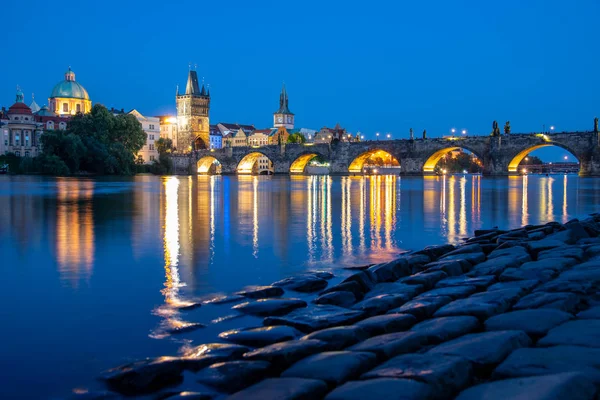 Işıklı Charles Köprüsü Vltava Nehri yansıtıyordu. Akşam Prag, Çek Cumhuriyeti — Stok fotoğraf