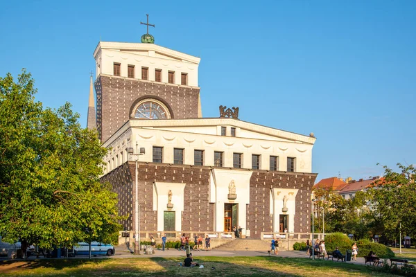 PRAGUE, CZECH REPUBLIC - AUGUST 17, 2018: Roman catholic Church of the Most Sacred Heart of Our Lord at Jiriho z Podebrad Square, Vinohrady, Prague, Czech Republic — Stock Photo, Image