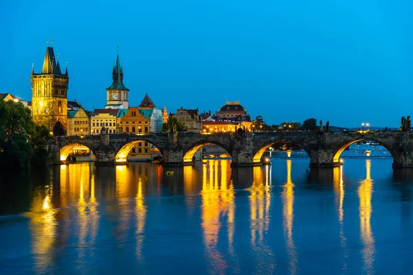 Beleuchtete Karlsbrücke, die sich in der Moldau widerspiegelt. Abend in Prag, Tschechische Republik — Stockfoto
