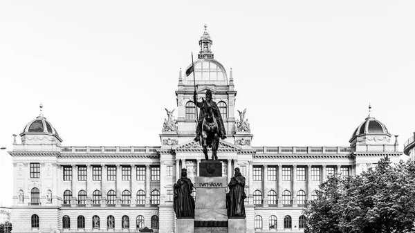 Estatua ecuestre de bronce de San Wenceslao en la Plaza de Wenceslao con edificio histórico neorenacentista del Museo Nacional de Praga, República Checa — Foto de Stock