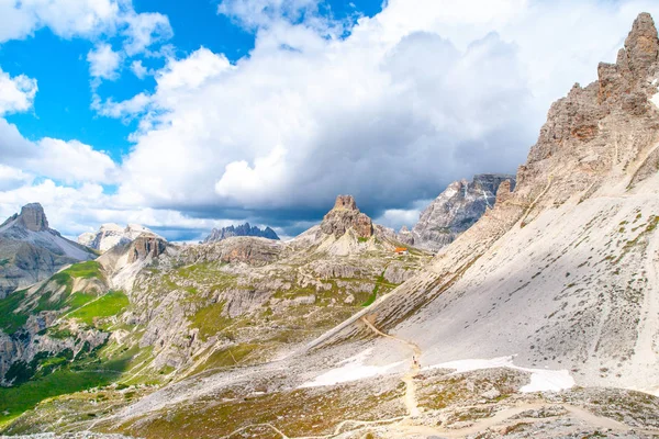 Tre Cime Hut, také znám jako Dreizinnenhutte nebo Rifugion Antonio Locatelli s Torre di Toblin, aka Toblinge uzlů, na pozadí, Dolomity, Itálie — Stock fotografie