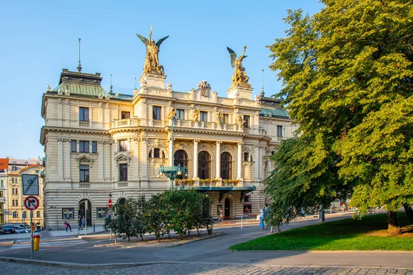 Prague, Çek Cumhuriyeti - 17 Ağustos 2018: tarihi bina Vinohrady Tiyatro Prag, Çek Cumhuriyeti — Stok fotoğraf