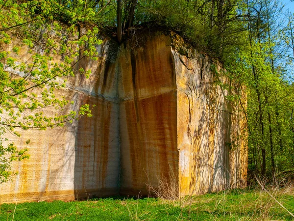 Oude zandsteen steengroeve in de vallei van de Plakanek in het Boheemse Paradijs, Tsjechië — Stockfoto