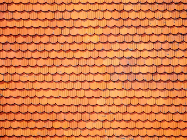 Orangefarbenes Dach aus Lehmziegeln. abstrakte Hintergrundtextur — Stockfoto