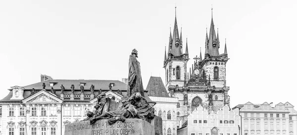 Jan hus Denkmal und Kirche unserer Lieben Frau vor tyn auf dem Altstadtplatz, Prag, Tschechische Republik — Stockfoto