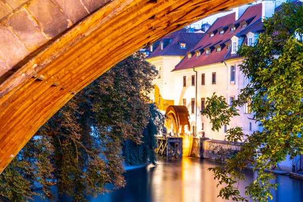 Certovka Fluss und alte Wassermühle unter der Karlsbrücke, Kleinstadt Prag, Tschechische Republik — Stockfoto