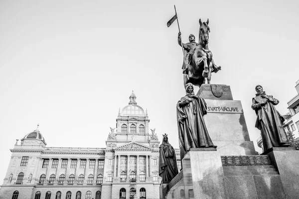 A estátua equestre de bronze de São Venceslau na Praça Venceslau com histórico edifício neorenaissance do Museu Nacional em Praga, República Checa — Fotografia de Stock