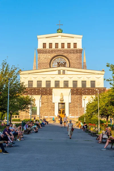 Prague, Tsjechië - 17 augustus 2018: rooms-katholieke kerk van de meest heilige hart van onze heer op Jiriho z Podebrad Square, Vinohrady, Prague, Tsjechië — Stockfoto