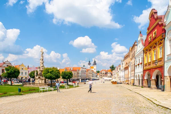 Telc, Tsjechië - 31 mei, 2018: Zachary van Hradec plein. Centrale plein met kleurrijke renaisance huizen in Telc, Tsjechië — Stockfoto