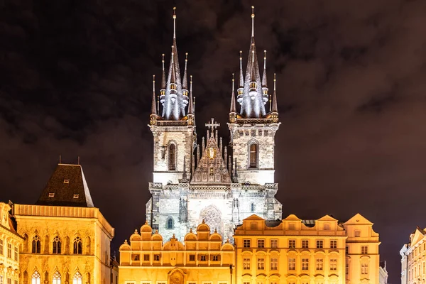Två gotiska torn av kyrkan av Our Lady innan Tyn vid gamla stadens torg på kvällen. Prag, Tjeckien — Stockfoto