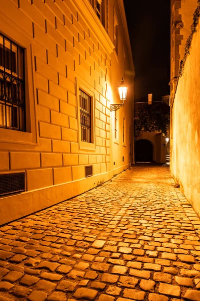 Calle empedrada estrecha iluminada por farolas de la Ciudad Vieja, Praga, República Checa — Foto de Stock