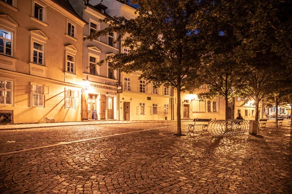 プラハ, チェコ共和国 - 2018 年 8 月 17 日: 夕方カンパ島 streer ランプに照らされた石畳の通り。プラハ, チェコ共和国 — ストック写真