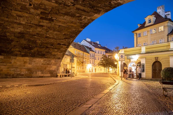 PRAGA, REPÚBLICA CHECA - 17 DE AGOSTO DE 2018: Noche en la isla de Kampa con calle empedrada iluminada por farolas. Praga, República Checa —  Fotos de Stock