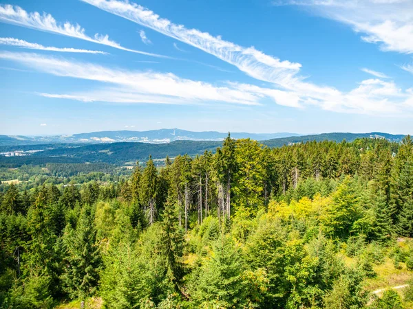 Groene boslandschap van IJzergebergte met Liberec en deed opvrolijken Mounain op de achtergrond, Tsjechië — Stockfoto