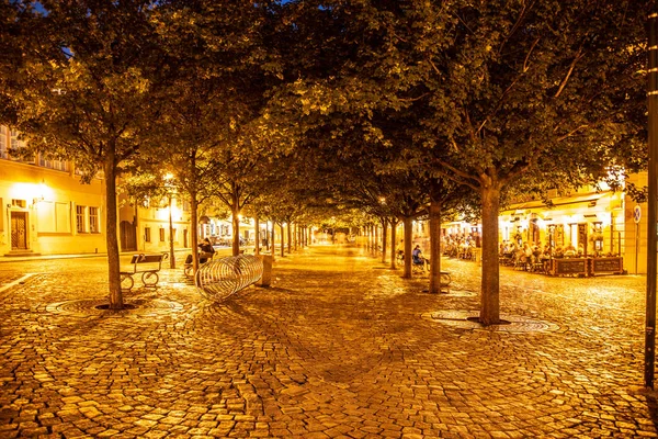 Prag, Tschechische Republik - 17. August 2018: Abend auf der Kampa-Insel mit Kopfsteinpflaster, beleuchtet von Straßenlaternen. Prag, Tschechische Republik — Stockfoto