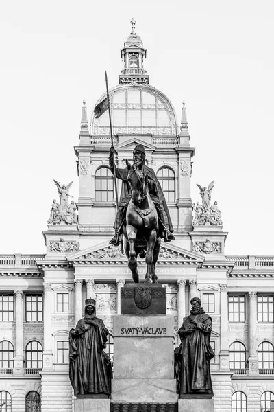 A estátua equestre de bronze de São Venceslau na Praça Venceslau com histórico edifício neorenaissance do Museu Nacional em Praga, República Checa — Fotografia de Stock