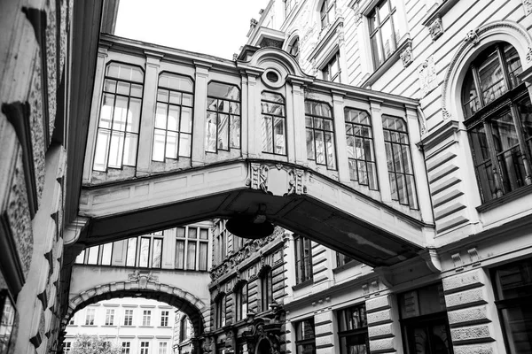 Nekazanka 通り、プラハの建物と装飾用橋 — ストック写真