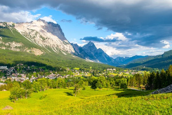 Panorama dampezzo Cortina s zelené louky a alpské vrcholy na pozadí. Dolomity, Itálie. — Stock fotografie