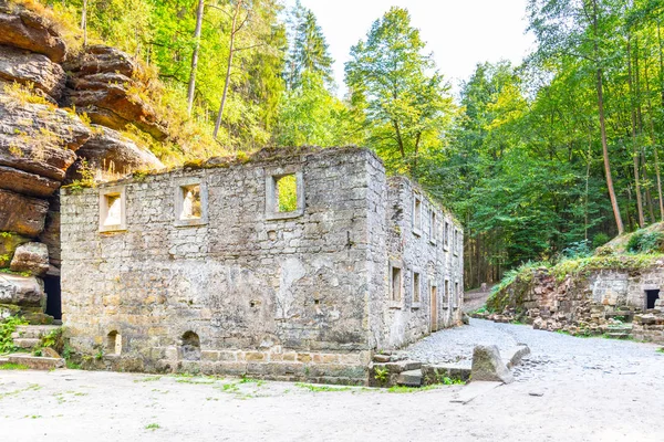 Ruiny Dolským mlýnem Dolským mlýn, u řeky Kamenice v národním parku České Švýcarsko, Česká republika — Stock fotografie