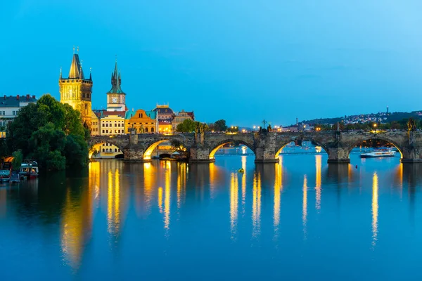 Verlichte Karelsbrug weerspiegeld in de rivier Vltava. Avond in Praag, Tsjechië — Stockfoto