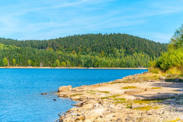 Embalse de agua de montaña Josefuv Dul, alias presa Josefodolska, montañas Jizera, República Checa. Día soleado de verano — Foto de Stock