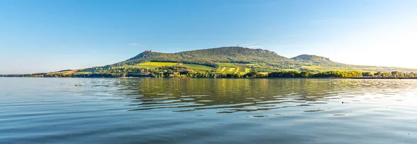 Palava Hills sobre el embalse Nove Mlyny en el soleado día de verano. Área de Paisaje Protegida de Palava, Sur de Moravia, República Checa — Foto de Stock