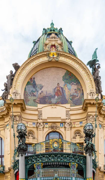 Municipal House - Art Nouveau edifício histórico na Praça da República, Namesti republicky, em Praga, República Checa — Fotografia de Stock