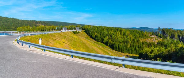 Josefuv Dul Dam, jorden-fyllda dam i Jizera Mountains med asfalterad väg på toppen, Tjeckien. Solig sommardag — Stockfoto