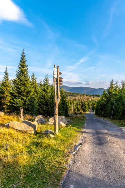 Tourist signpost in the middle of mountain landscape, Giant Mountains, Krkonose, Czech Republic — Stock Photo, Image